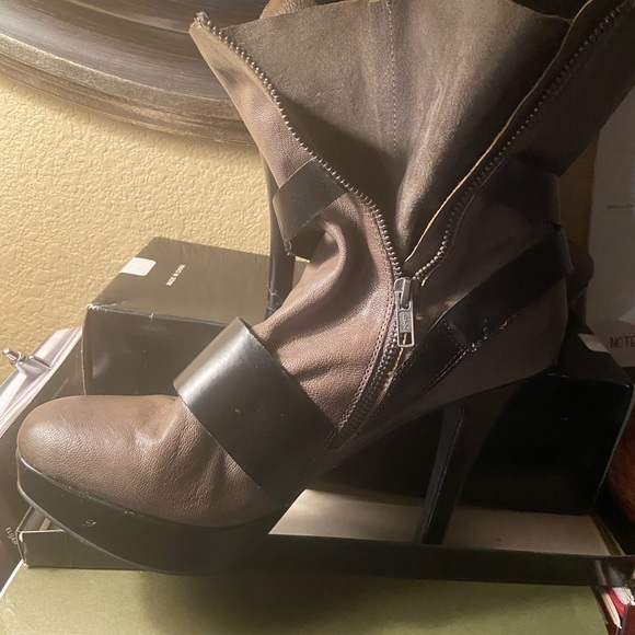 Boot - Picture 4 of 5